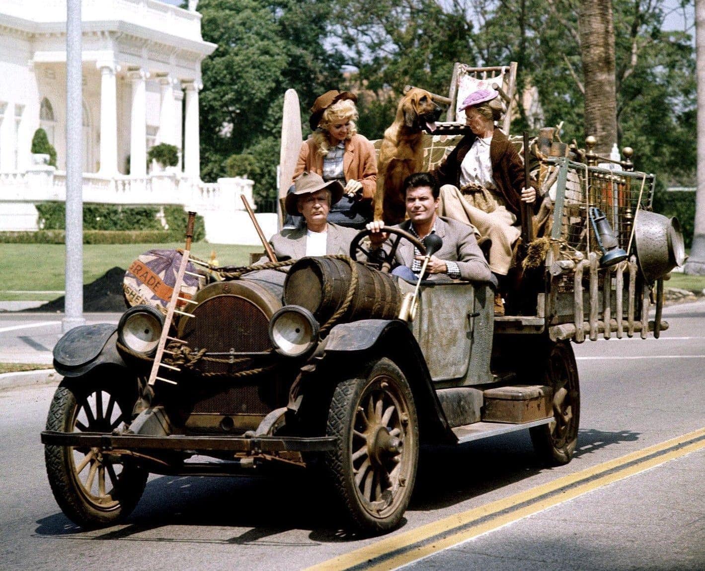 Beverly-Hillbillies-Family-in-the-car-1.jpg