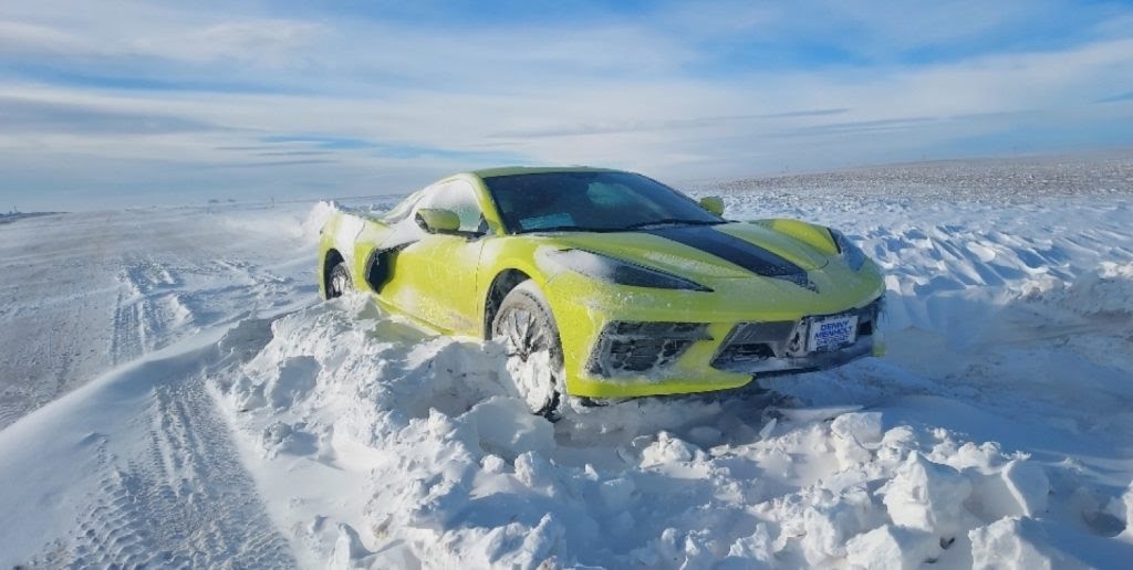 C8-Chevrolet-Corvette-Stingray-snow-ice-stuck-abandoned-reddit-December-2022-001-1024x516.jpeg