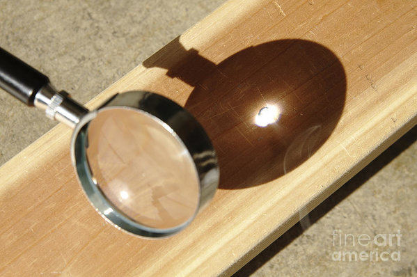 magnifying-glass-focusing-sun-light-giphotostock.jpg