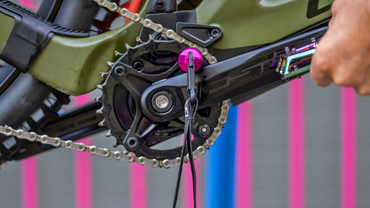 Muc-Off-e-Bike-Drivetrain-Tool-solves-chain-lube-maintenance-trouble_spin-it-to-win-it.jpg