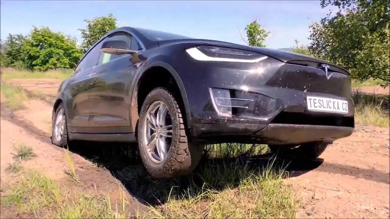 tesla-model-x-tackles-off-road-track-with-mud-tires.jpg