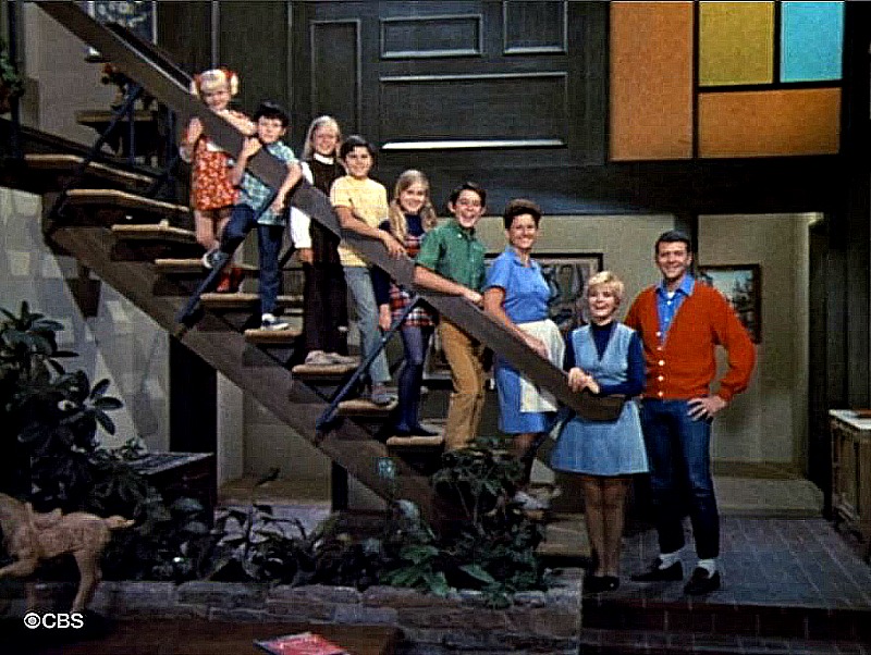 The-Brady-Bunch-family-on-the-staircase-SSN2.jpg