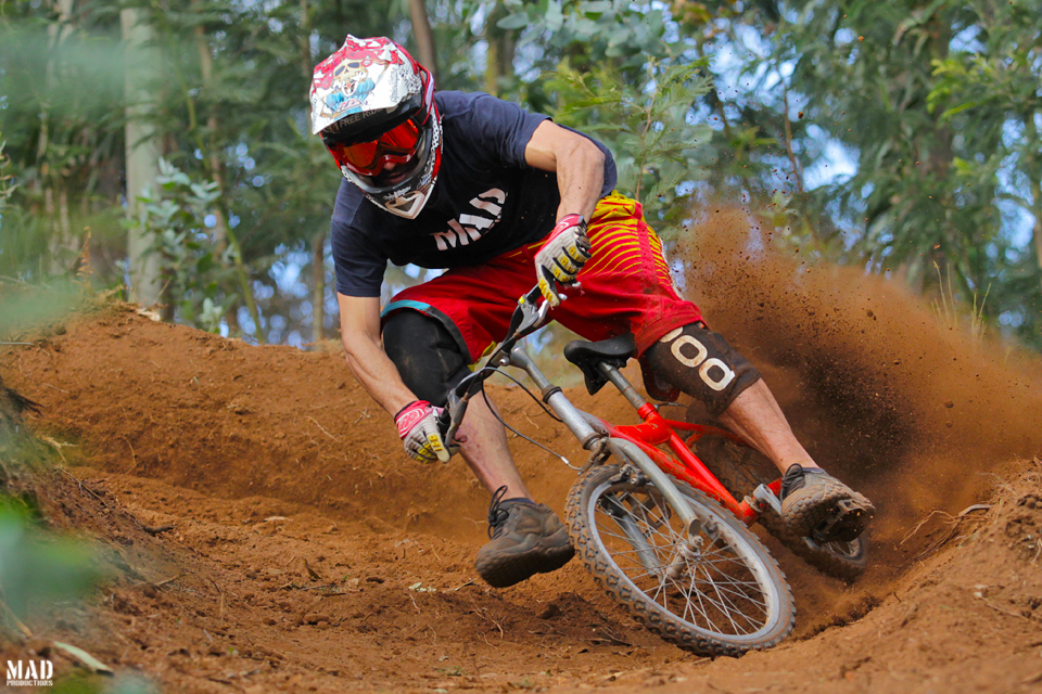 Ride a berm with a 16' bicycle ?! YEAH, Vitor 'Xinela' Freitas knows it better !